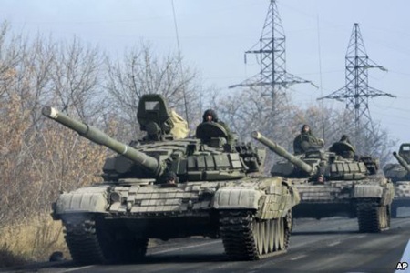 Nga bác cáo buộc điều xe tăng vào Ukraine của NATO - 1 Xe tăng của lực lượng ly khai tại Đông Ukraine