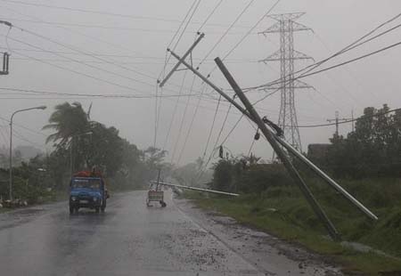 Cận cảnh Philippines tan hoang vì bão Hagupit - 1 Bão làm gãy đổ nhiều cột điện tại tỉnh Albay