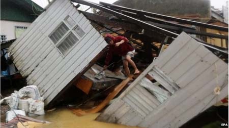 Cận cảnh Philippines tan hoang vì bão Hagupit - 4 Người dân cố tìm kiếm tài sản còn sót lại trong căn nhà đổ ở thành phố Borongan