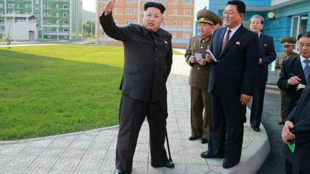 Lãnh đạo Triều Tiên Kim Jong-un tái xuất với cây gậy sau 40 ngày vắng bóng