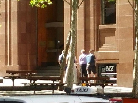 Không khí nghẹt thở quanh hiện trường vụ bắt cóc con tin tại Sydney - 8 Bầu không khí quanh khu phố Martin Place cũng như khắp Sydney đang rất căng thẳng.