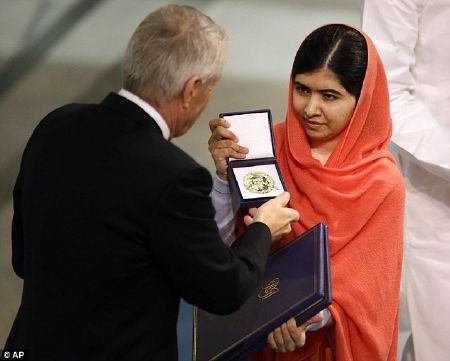 Cận cảnh lễ trao giải Nobel hòa bình 2014 - 6 Malala nhận giải thưởng từ chủ tịch Ủy ban Nobel Nauy