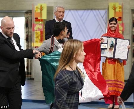 Cận cảnh lễ trao giải Nobel hòa bình 2014 - 9 Malala và ông