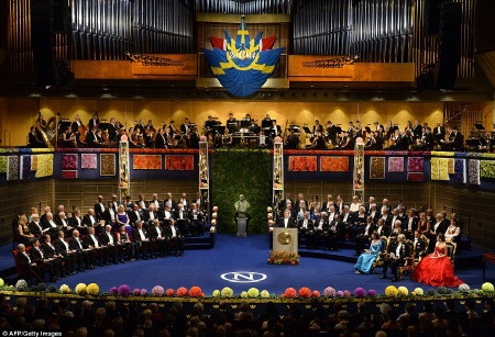 Lộng lẫy yến tiệc hoàng gia mừng các chủ nhân giải Nobel - 1 Hoàng hậu Silvia, nhà vua Carl XVI Gustaf và công chúa Victoria của Thụy Điển tại lễ trao giải