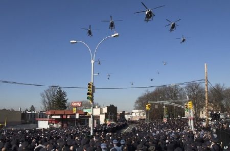 Biển người tiễn đưa 2 cảnh sát New York bị sát hại - 2 Gia đình Ramos tại nơi mai táng