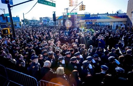 Biển người tiễn đưa 2 cảnh sát New York bị sát hại - 9 Gia đình Ramos tại nơi mai táng