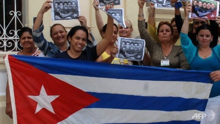 Người Cuba hân hoan sau bình thường hóa quan hệ với Mỹ - 1 Nhiều người Cuba mang cờ xuống đường ăn mừng hôm 17/12