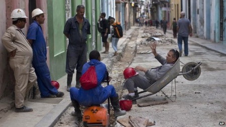 Chương mới trong quan hệ Mỹ - Cuba sau nửa thế kỷ "đóng băng" - 3 Công nhân xây dựng Cuba sẽ bận rộn hơn khi có thêm nhiều nhà mới được xây dựng
