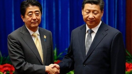 Thủ tướng Nhật Shinzo Abe (trái) bắt tay Chủ tịch Trung Quốc Tập Cận Bình