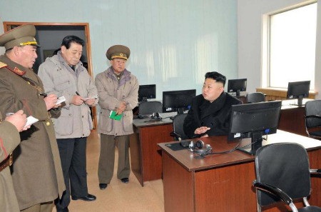 Nhà lãnh đạo Triều Tiên Kim Jong Un (phải) kiểm tra máy tính tại một bộ chỉ huy quân sự