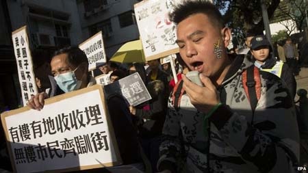 Lãnh đạo Trung Quốc yêu cầu Macau tuân thủ chính sách “một Trung Quốc” - 2 Người biểu tình Macau với các khẩu hiệu đòi quyền bỏ phiếu rộng rãi