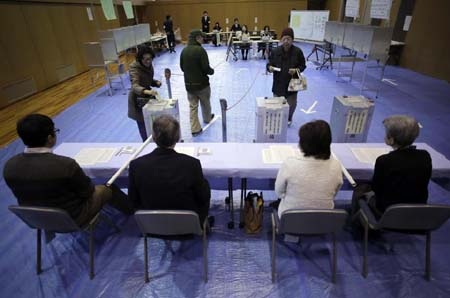 Cử tri Nhật tới các điểm bỏ phiếu trong sáng 14/12