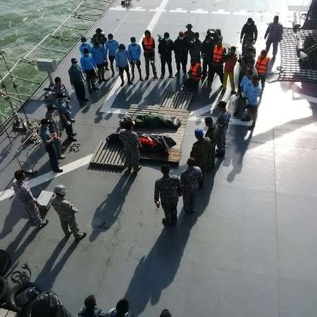 Hai thi thể được chuyển từ tàu cứu hộ về đất liền sáng 1/1