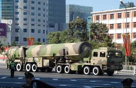 Trung Quốc đưa 10 tên lửa tầm bắn 11.000 km vào biên chế - 1 Một tên lửa DF-31A được trưng bày trên đường phố Bắc Kinh