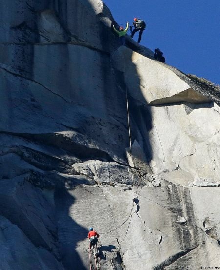 Người Paris xếp hàng tại một sạp báo hôm 14/1, đợi mua số đầu tiên của tạp chí châm biếm