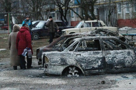 Nhiều xe ô tô bị hư hỏng sau một vụ pháo kích tại Mariupol (Ảnh: