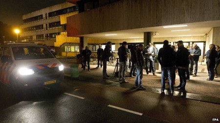 Các nhân viên của NOS được sơ tán ra khỏi trụ sở (Ảnh: