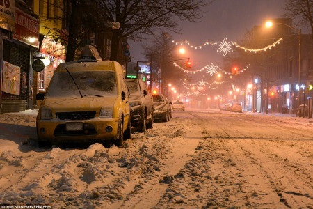 Mỹ: Bão tuyết lịch sử vùi lấp nhiều bang, phong tỏa New York - 3 Đường phố New York vốn đông đúc suốt đêm nay im lặng đáng
sợ sau lệnh cấm lái xe. (Ảnh:
