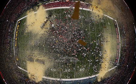 Mặt trời mọc trên Cầu Cổng Vàng, San Francisco, California hôm 13/1. (Ảnh: