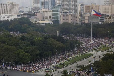 Hàng triệu người Philippines tập trung nghe Giáo hoàng diễn thuyết - 1 Hàng đoàn người đang đổ về công viên Rizal, Manila (Ảnh: