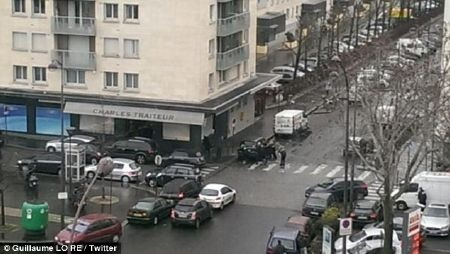 Có 6 người được tin là đang bị bắt cóc trong cửa hàng.