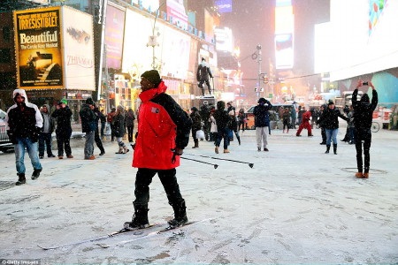 Mỹ: Bão tuyết lịch sử vùi lấp nhiều bang, phong tỏa New York - 6 Các tuyến đường sắt trên cao tại khu vực Brooklyn và
Manhattan đều bị tuyết bao phủ.