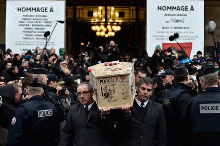 Người Paris xếp hàng tại một sạp báo hôm 14/1, đợi mua số đầu tiên của tạp chí châm biếm