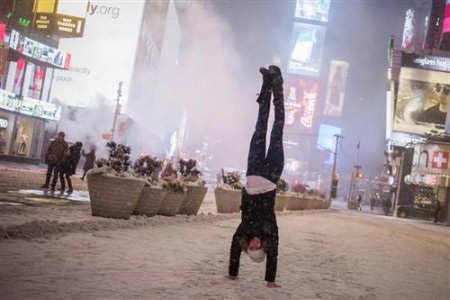 Mỹ: Bão tuyết lịch sử vùi lấp nhiều bang, phong tỏa New York - 10 Trồng cây chuối trong tuyết tại quảng trường Thời Đại (Ảnh:
NY Daily)