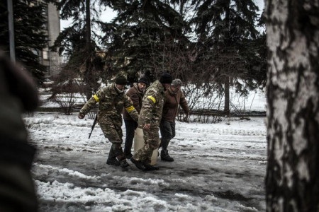 5 binh sỹ Ukraine thiệt mạng trong vòng vây Debaltseve - 3 Binh sỹ Ukraine phải tham gia vận chuyển từng can nước (Ảnh: