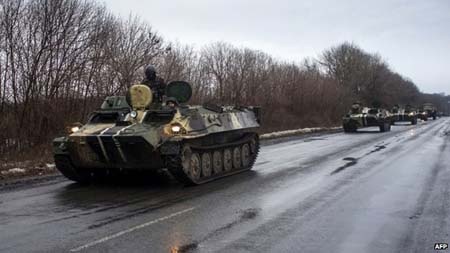 Phe ly khai tại Ukraine tăng quân số thêm 100.000 người - 1 Xe tăng Ukraine được nhìn thấy tiến về Debaltseve trong ngày 1/2 (Ảnh: