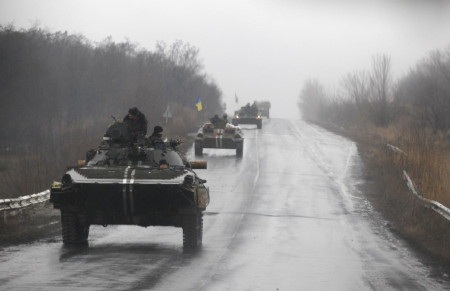 5 binh sỹ Ukraine thiệt mạng trong vòng vây Debaltseve - 1 Các xe quân sự Ukraine được nhìn thấy hôm 1/2/2015 khi đang hướng về thị trấn Artemivsk (Ảnh:
