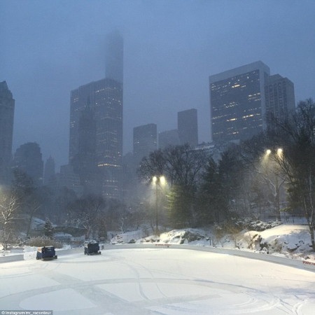 Mỹ: Bão tuyết lịch sử vùi lấp nhiều bang, phong tỏa New York - 14 Công viên trung tâm New York im lặng trong tuyết trắng (Ảnh: