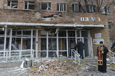 Sân bay Đông Ukraine bị đánh sập, hơn 200 người chết - 3 Một bệnh viên tại Donetsk bị trúng đạn pháo (Ảnh: