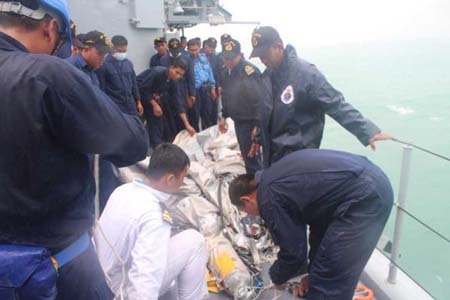 Máng trượt khẩn cấp của chuyến bay gặp nạn đã được trục vớt