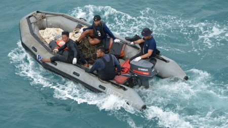 Phát hiện tín hiệu "ping" gần đuôi máy bay AirAsia - 1 Thợ lặn của hải quân Indonesia tham gia tìm kiếm QZ8501 (Ảnh: