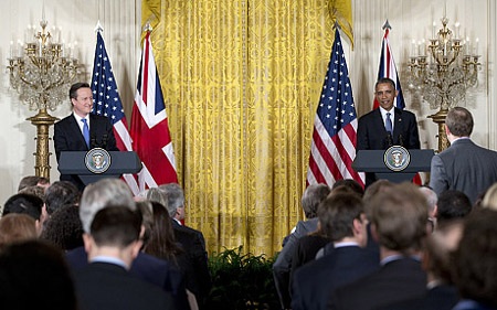 Anh, Mỹ bắt tay ngăn chặn chủ nghĩa cực đoan trong nước - 1 Thủ tướng Anh David Cameron (trái) trong cuộc họp báo chung với Tổng thống Mỹ Obama (Ảnh: AP)