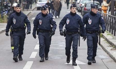 Cảnh sát Pháp hiện diện dày đặc khắp
