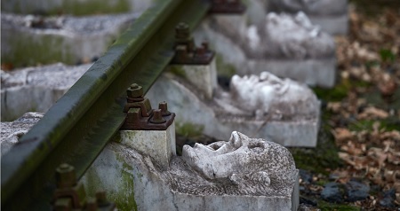 Người Paris xếp hàng tại một sạp báo hôm 14/1, đợi mua số đầu tiên của tạp chí châm biếm