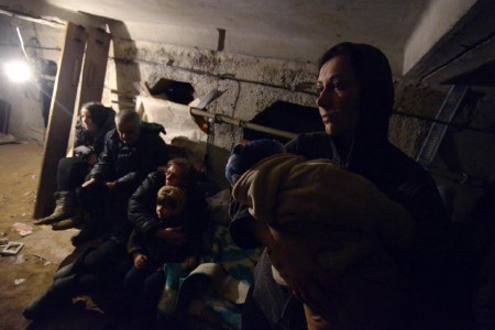 5 binh sỹ Ukraine thiệt mạng trong vòng vây Debaltseve - 2 Nhiều người dân Debaltsevo đang phải lánh nạn trong những nơi tối tăm, chật chội (Ảnh: