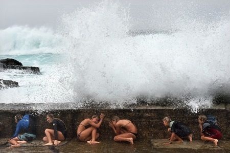 Cơn bão nhiệt đới Marcia tạo ra cũng con sóng lớn tại Bờ biển
vàng, Úc (Ảnh: AAP)