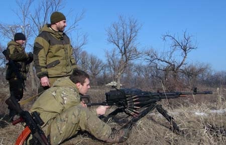 Phe ly khai Ukraine tuyên bố chiếm được "chảo lửa" Debaltseve - 1 Các tay súng của lực lượng ly khai tại Debaltseve (Ảnh: Tass)