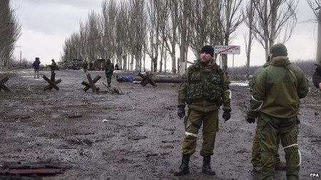NATO sẽ điều quân tới một loạt nước Đông Âu gần Nga - 1 Cuộc xung đột tại Đông Ukraine giữa quân chính phủ và phe ly khai đang ngày một leo thang (Ảnh: