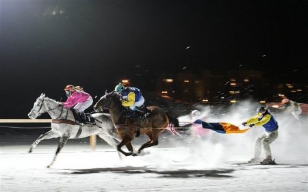 Các vận động viên tham gia cuộc thi trượt tuyết hôm 6/2 tại St. Moritz, Thụy Sỹ. (Ảnh: Getty)