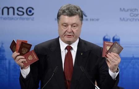 Tổng thống Ukraine trưng "hộ chiếu" của lính Nga tham chiến - 1 Tổng thống Ukraine trưng hộ chiếu của lính Nga tham chiến