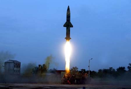 Ấn Độ thử thành công tên lửa mang đầu đạn hạt nhân tự chế - 1 Prithvi-II là tên lửa do Ấn Độ tự chế tạo (Ảnh: