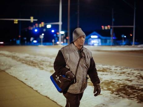 Được tặng khoản tiền lớn sau 10 năm đi bộ gần 70 km mỗi ngày đi làm - 1 Ông Robertson phải đi bộ đi làm gần 10 năm vì quá nghèo (Ảnh: