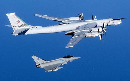 Chiến đấu cơ Anh áp sát máy bay ném bom Nga - 1 Chiến đấu cơ Typhoon của Anh (dưới) trong một lần áp sát máy bay ném bom của Nga (Ảnh tư liệu)