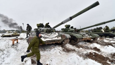 Phe ly khai Ukraine sắp chiếm thành phố chiến lược Mariupol? - 1 Giao tranh tại miền Đông Ukraine đã kéo dài suốt 10 tháng nhưng chưa có dấu hiệu chấm dứt (Ảnh: