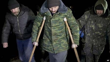 Phe ly khai và quân đội Ukraine trao đổi tù binh - 1 Một số binh sỹ Ukraine bị thương và phải chống nạng (Ảnh: