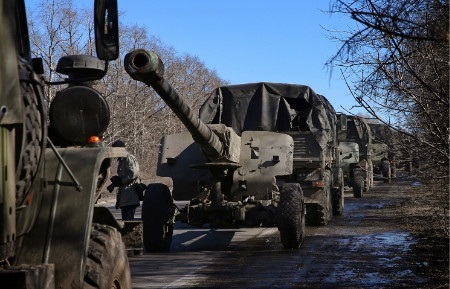 Anh sẽ huấn luyện cho binh sỹ Ukraine - 1 Xe quân sự của phe
ly khai kéo các khẩu pháo rời Debaltseve (Ảnh: